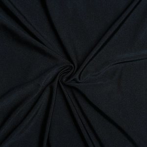 Gros plan détaillé du tissu en maille plissée noire de qualité avec texture extensible