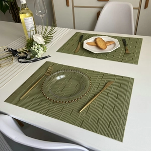 Grüne Tischsets aus PVC mit Bambusstruktur, gewebt für den Esstisch mit eleganter Deko