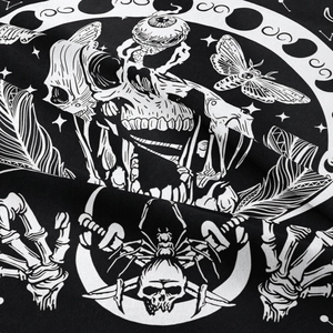Detailansicht des gotischen Wandteppichs mit Totenkopf, Mondphasen und Mottenmotiven