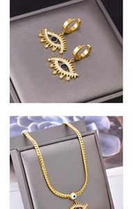 Gros plan sur l'ensemble bijoux Evil Eye doré avec cristaux bleus et blancs
