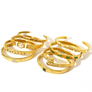 Ensemble de bracelets en acier doré avec zircons blancs, cristaux verts et perles