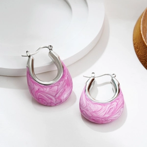 Detail of U-shaped silver earrings with pink pearlescent marble enamel texture