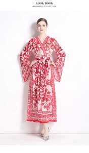 Détail de l'imprimé vintage rouge et blanc sur une robe longue élégante à col en V