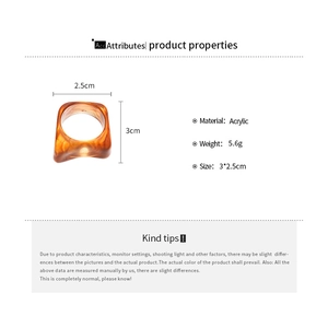 Detailed size specifications of the square acrylic ring with amber texture and 5.6g weight