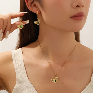 Eleganter Schmetterlingsanhänger Schmuck Halskette Und Creolen Mit Edelstahlkette Kupfer Edelstein Rheinstone Für Frauen Accessoire