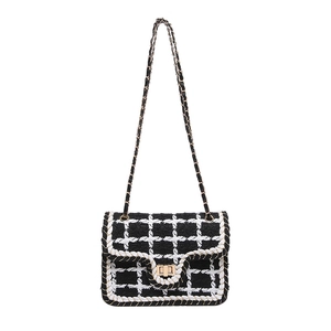 Borsa a tracolla in tweed bianco e nero con catena dorata e chiusura metallica