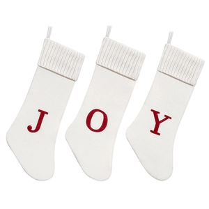 Trois chaussettes de Noël en tricot blanc avec lettres rouges JOY pour décoration