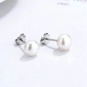 Macro shot of S925 sterling silver starfish pearl earrings with high-lustre finish