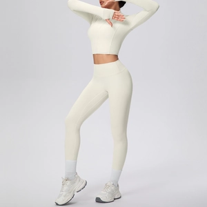 Détail d'un ensemble de yoga crème avec legging taille haute et haut court de sport