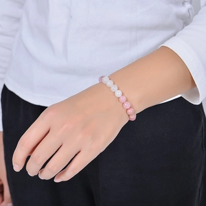 Bracelet en perles de cristal fraise rose porté par un mannequin au style chic