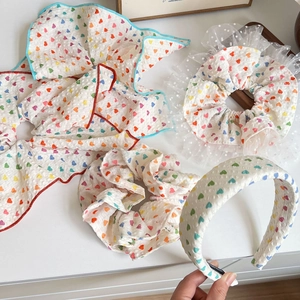 Set di elastici e fascia per capelli con cuori colorati in tessuto jacquard bianco
