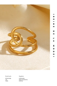Gros plan d'une bague en acier inoxydable doré sur un tissu élégant en soie crème
