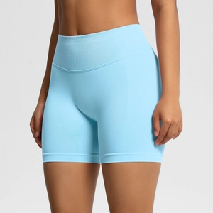 Détail d'un short de yoga sans couture bleu clair à taille haute avec une ceinture de compression