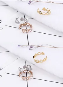 Vue détaillée des bagues cœurs évidés avec zircons en or, argent et or rose