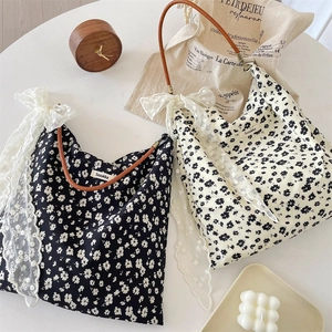 Sacs cabas en toile à fleurs avec poignées en cuir et grands nœuds en dentelle blanche
