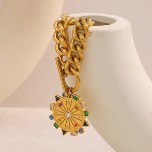 Détail du collier à maille gourmette plaqué or 18K avec pendentif boussole serti