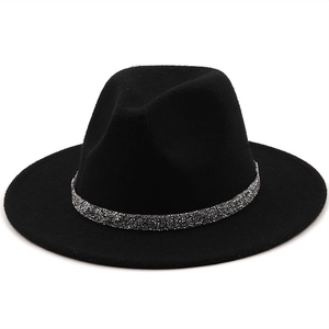 Détail d'un fedora en laine noire avec une bande pailletée argentée et un bord large plat