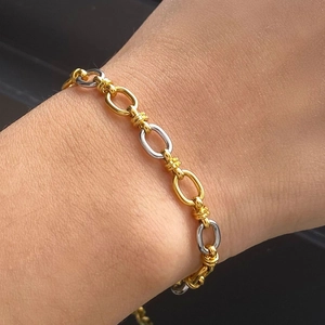 Bracciale a catena bicolore in oro 18k e acciaio titanio argento su polso donna