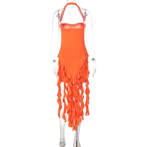 Detailansicht des orangefarbenen Neckholder-Kleids mit gerafftem asymmetrischem Saum