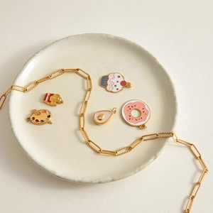 Collana in acciaio inossidabile placcato oro 18K con ciondoli colorati in smalto