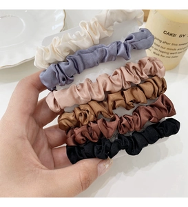 Dettaglio di 6 elastici per capelli in raso in eleganti colori Morandi su scheda