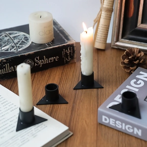 Candelabro vintage de metal negro en mesa de madera rústica con decoración