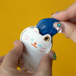 Porte-carte chat blanc en cuir PU pour cartes d'accès sur fond jaune vif