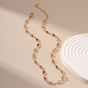 Détail du collier bohème plaqué or 18 carats orné de pierres en verre multicolores