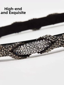 Detalle macro de patrones geométricos de diamantes en una diadema negra de lujo