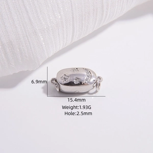 Détail macro du fermoir étoile lune en argent S925 avec zircon blanc, de 15,4 mm