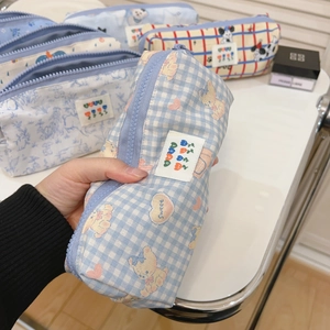 Nahaufnahme der blauen Federtasche mit Bärenprint, Metallreißverschluss und Webetikett
