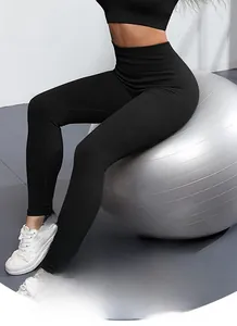 Détail de la taille haute côtelée du legging de yoga noir sans couture sur ballon