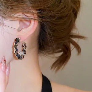 Boucles d'oreilles créoles C tressées léopard avec zircon cubique au style vintage