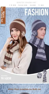 Dettaglio del set cappello e sciarpa in maglia invernale con fiocchi e fodera in pile