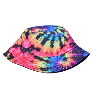 Gros plan sur la texture en toile épaisse et le motif tie-dye coloré de ce chapeau bob plat