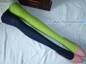 Détail du collant en velours bicolore bleu marine et vert fluo avec finition mate