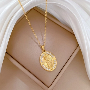 Collana dorata di lusso con pendente ovale della Madonna e strass lucidi su raso