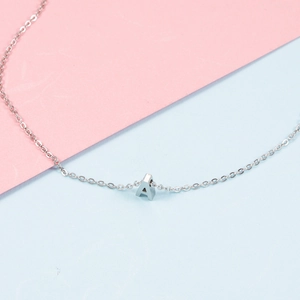 Collier en acier inoxydable argenté avec pendentif lettre A en 3D sur fond bicolore