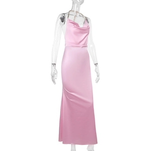 Vue détaillée d'une robe longue en satin rose avec bretelles chaîne en métal chic