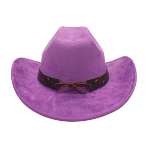 Vue détaillée du chapeau de cowboy violet en daim avec ruban à motifs et lacet en cuir