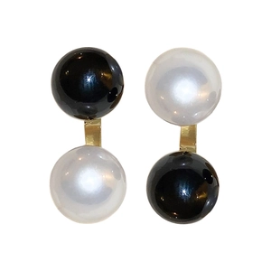 Minimalist geometric black and white pearl stud earrings with gold metal link