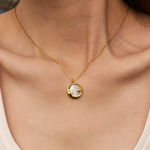 Goldene Halskette mit Stern und Mond aus Perlmutt auf Modell, eleganter Damenschmuck