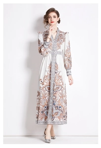 Detailansicht des V-Ausschnitts mit Spitze und Paisleymuster an diesem Langarmkleid