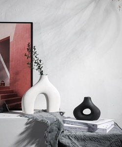 Moderne minimalistische zwart-witte keramische vazen in een Scandinavische woonstijl