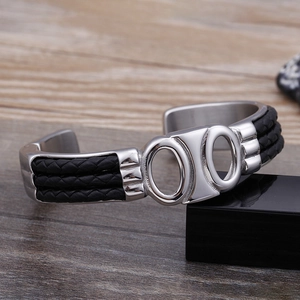 Détail du maillon de chaîne ovale argenté avec cordon tressé noir sur bracelet punk homme