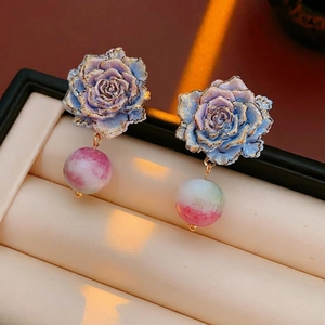 Boucles d'oreilles rétro roses avec pétales dégradés bleu-violet et perles blanches