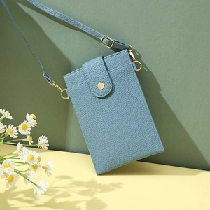 Detailansicht der blauen Handytasche mit Litschi-Muster und Goldverschluss
