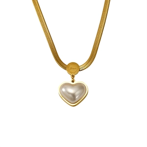 Elegante collana con catena a serpente dorata con perla a cuore e ciondolo Love inciso