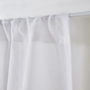 Rideau de Noël blanc semi-transparent avec broderie de renne et finition passe-tringle