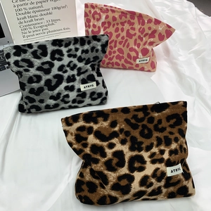 Detailaufnahme von Leoparden-Kosmetiktaschen in Pink, Grau und Braun aus Stoff